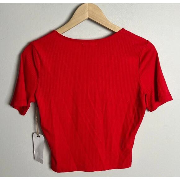 NWT Leith Red Ribbed Knit V-Neck Short Sleeve Cropped Top Size Medium Women’s - Picture 2 of 5